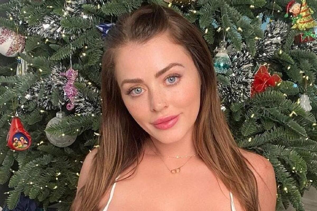 Sophie Dee le da la bienvenida al 2022 con llamativo body transparente