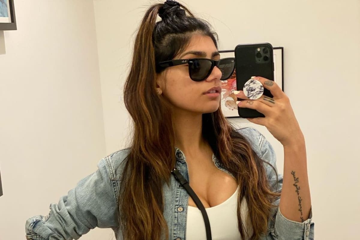 Frente al espejo, Mia Khalifa presume su cuerpazo con bikini fosforescente