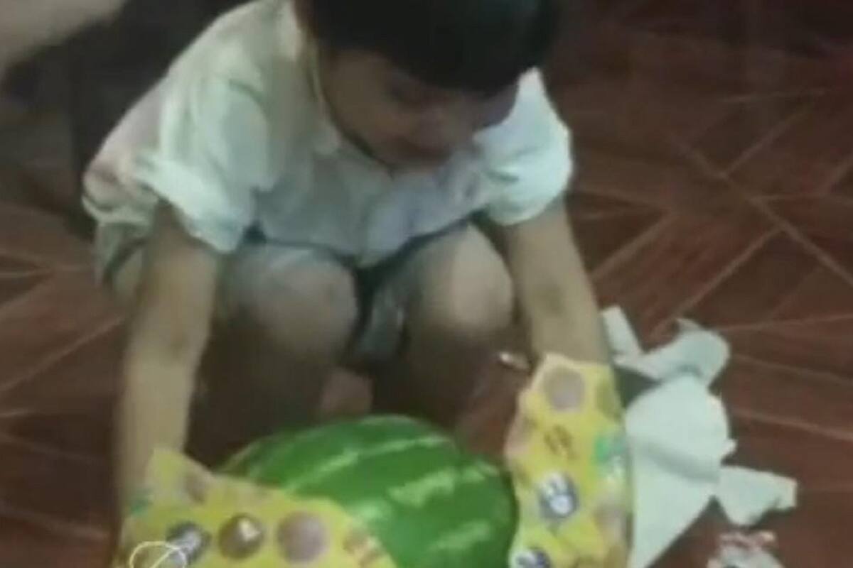 Niño recibe sandía como regalo de navidad y su reacción se vuelve viral en TikTok