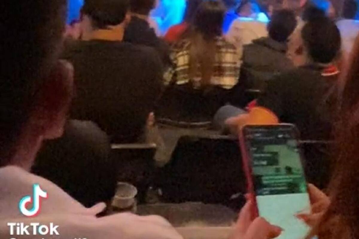 Graban a joven en un concierto mintiéndole a su novio por WhatsApp: “Me quedé bien dormida”