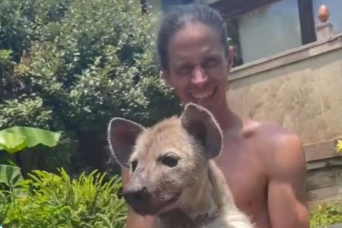 VIDEO VIRAL: Hombre se mete al agua cargando una hiena