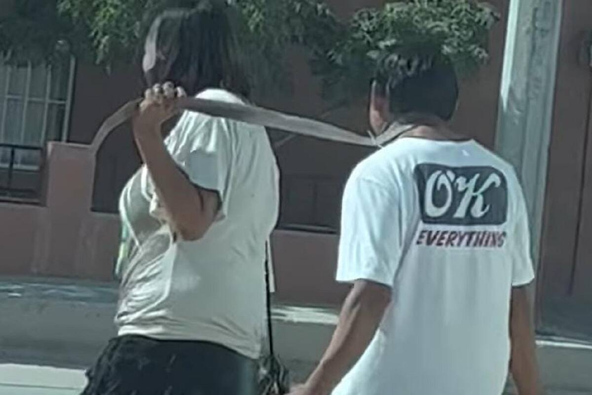 VIDEO VIRAL: Mujer camina por la calle con su presunta pareja amarrado del cuello