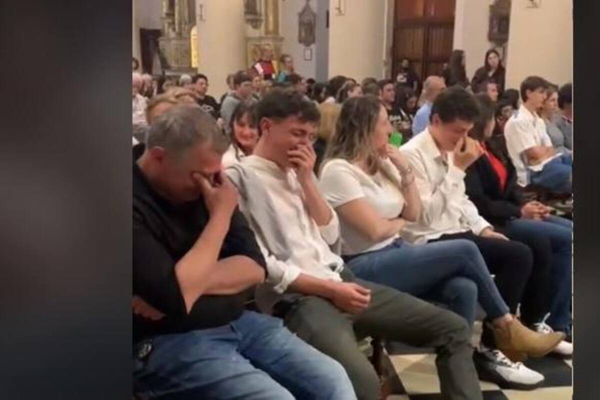 Familia intenta aguantarse la risa ante tropiezo de un padre en misa