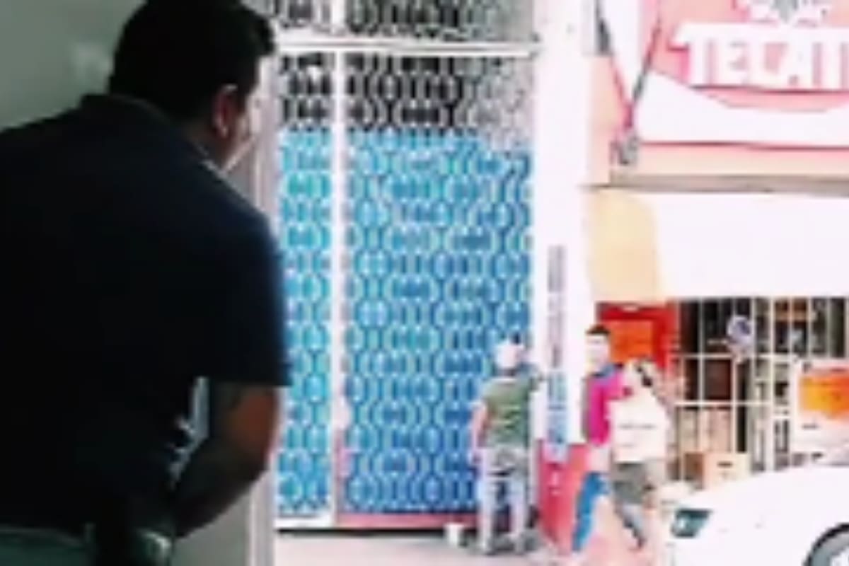 VIDEO: Hombre bebe alcohol en la calle y sujetos le juegan una broma con sonidos de patrulla