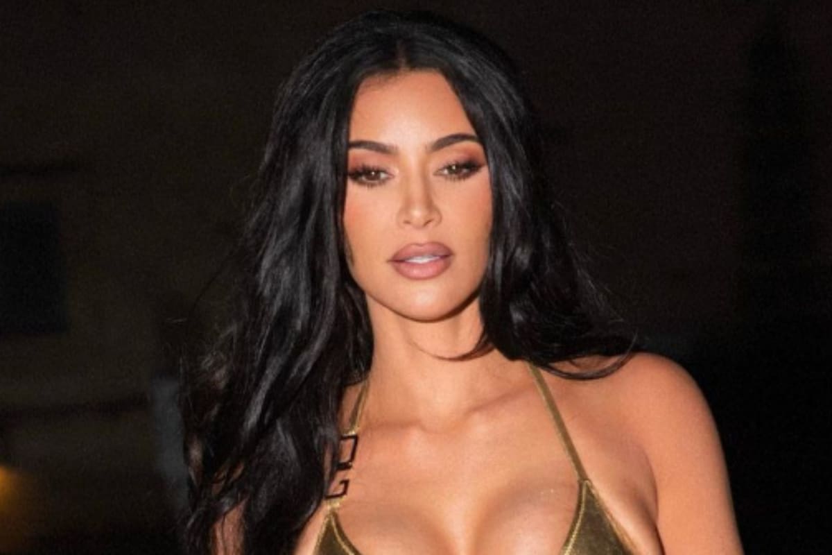 Kim Kardashian enciende el fuego en las redes sociales con sexy bikini dorado