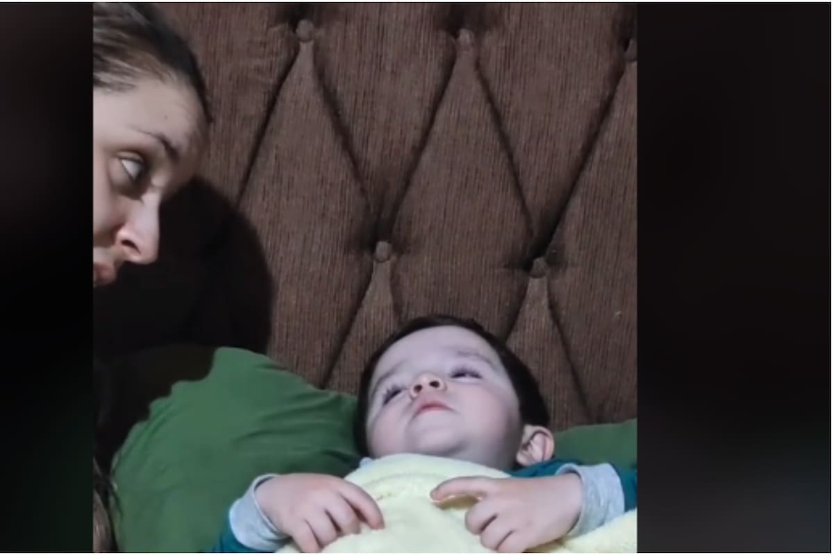 Adorable niño se vuelve sensación en Internet con su dulce respuesta a mamá