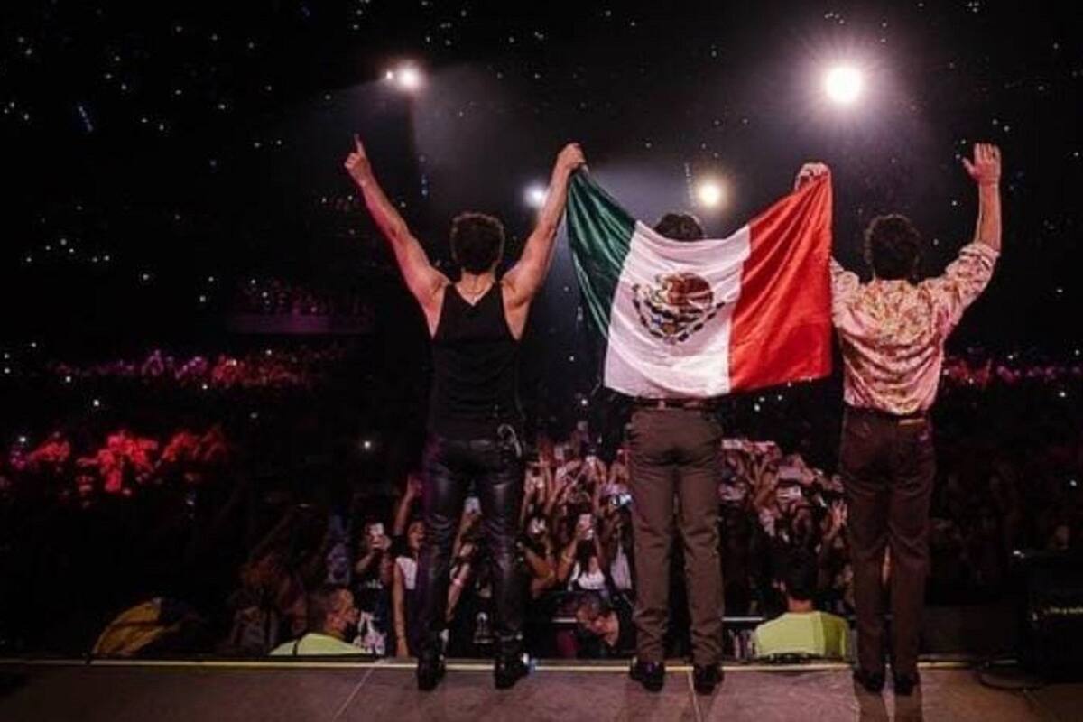 Jonas Brothers muestra su colección de doctores Simi tras sus conciertos en México