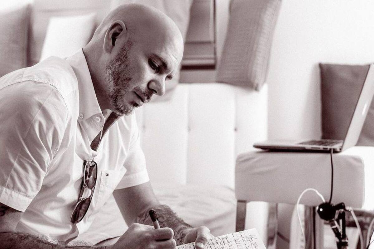 Pitbull rendirá homenaje en los Grammy’s a trabajadores de servicios de emergencia