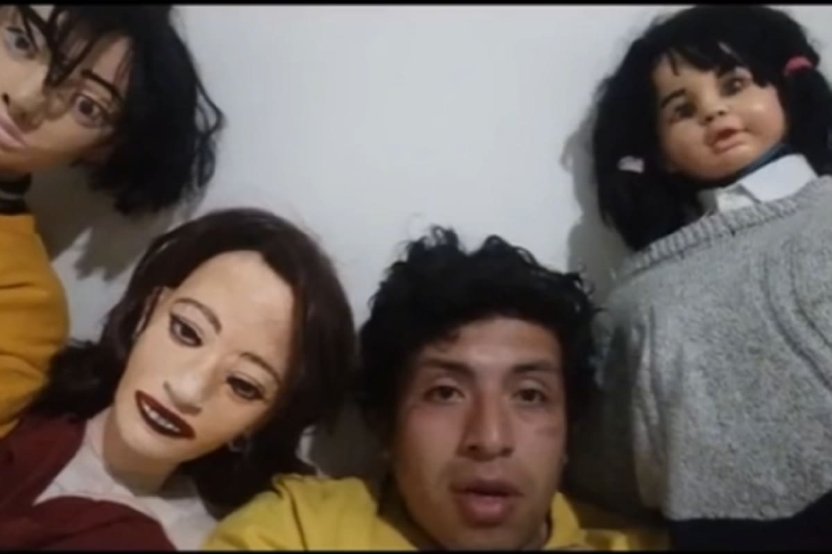 ¡Escalofriante! Hombre se hace viral por formar una "familia" con muñecos de trapo