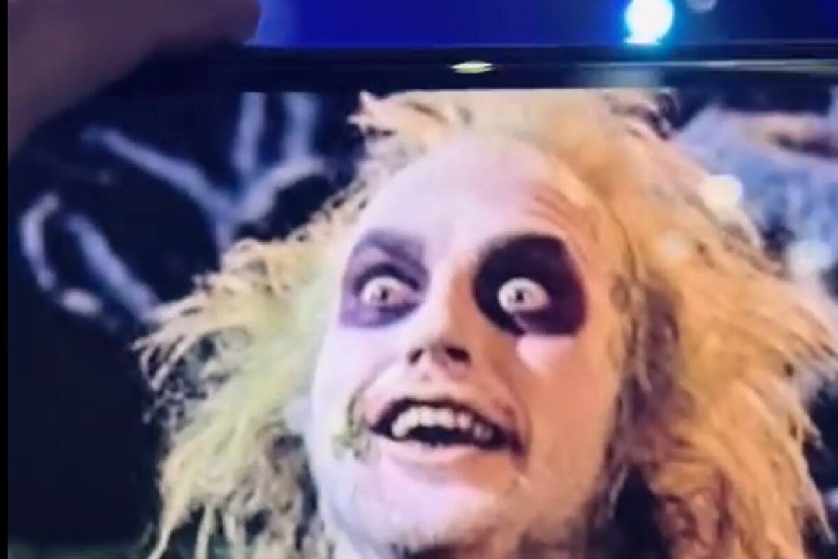 Comparan a Critian Castro con 'Beetlejuice', por su nuevo tinte de cabello