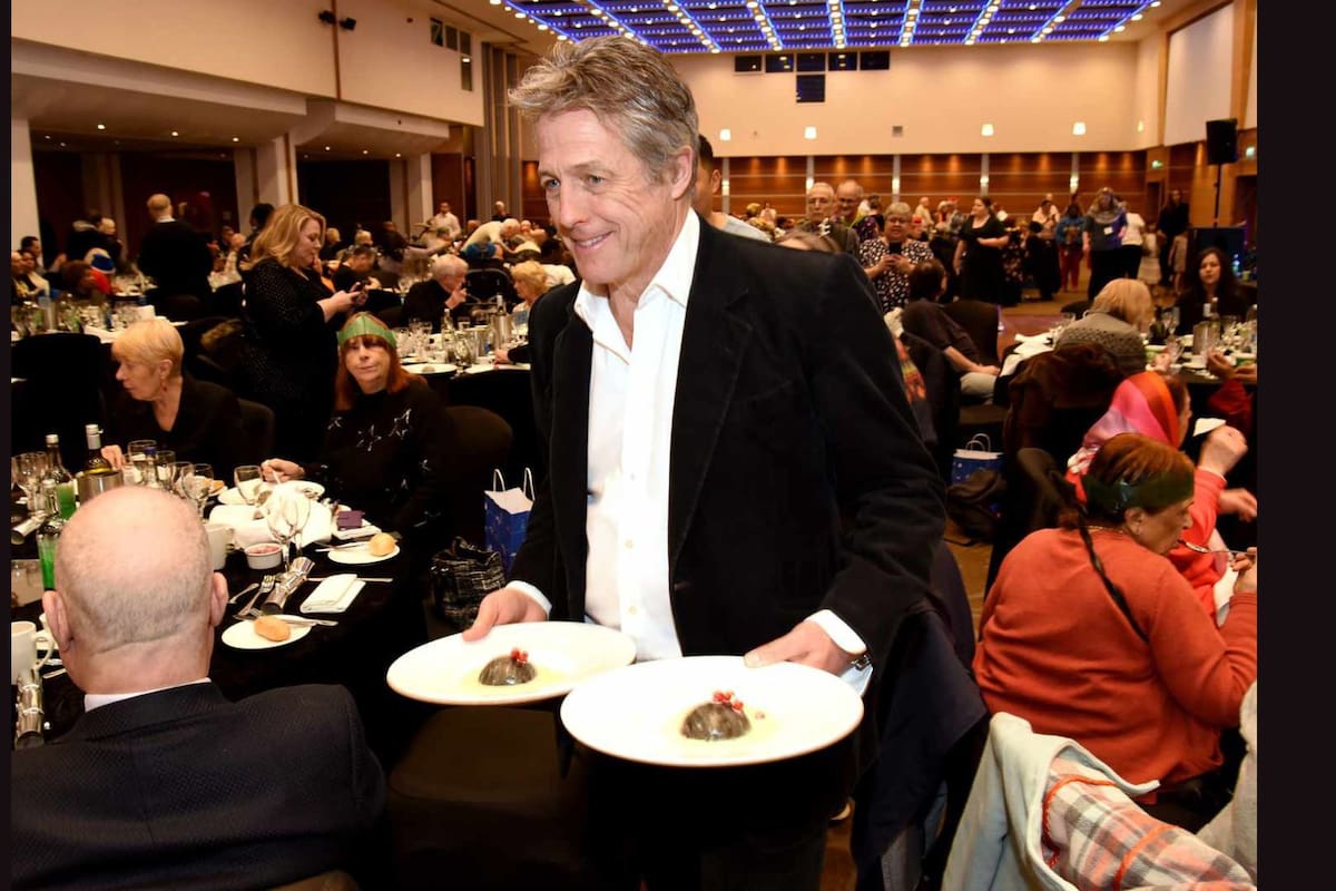 Hugh Grant sorprende a 500 ancianos con un almuerzo navideño en Londres