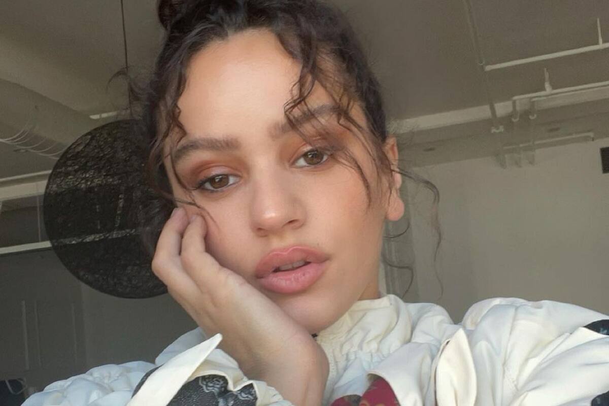 Dentro del mar, Rosalía enseña su cuerpazo con mini bañador negro