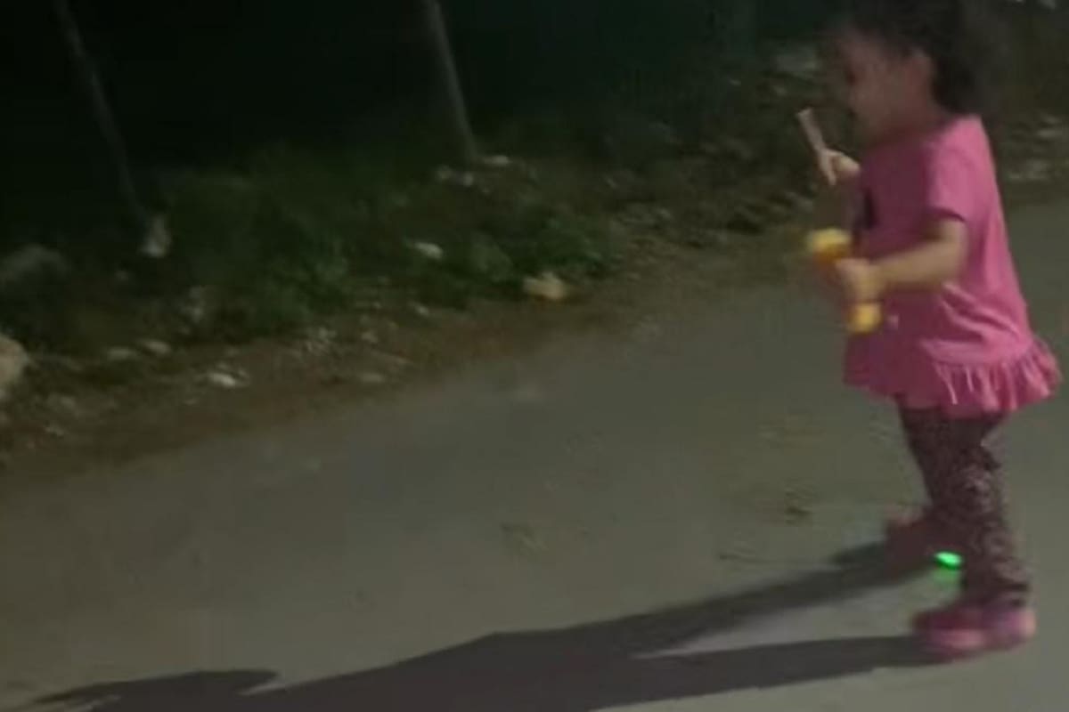 VIDEO VIRAL: Niña descubre su propia sombra y sale corriendo del miedo