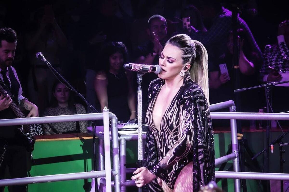 María José se quita las botas y se las regala a fan en pleno concierto