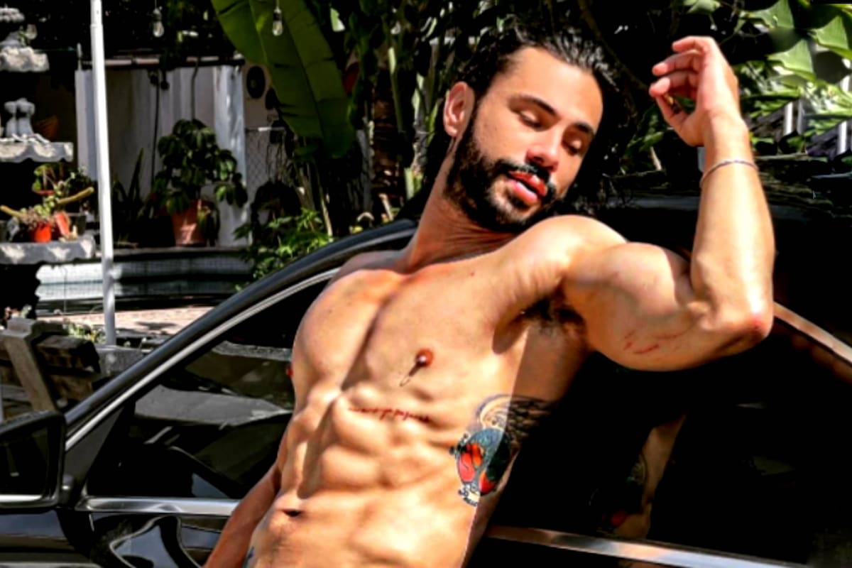 Carlos Speitzer derrite a sus fans usando únicamente una toalla