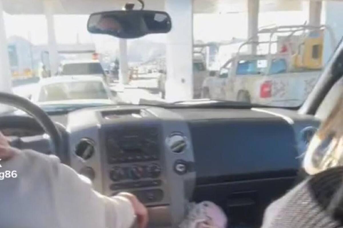 Jóvenes ponen corridos justo después de pasar caseta con militares