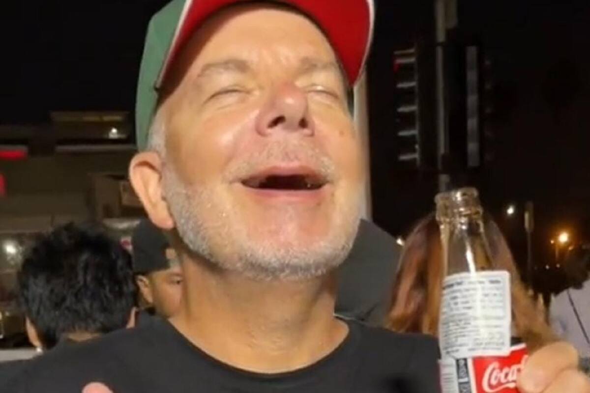 Alemán se vuelve viral por su reacción al probar una Coca-Cola de vidrio mexicana