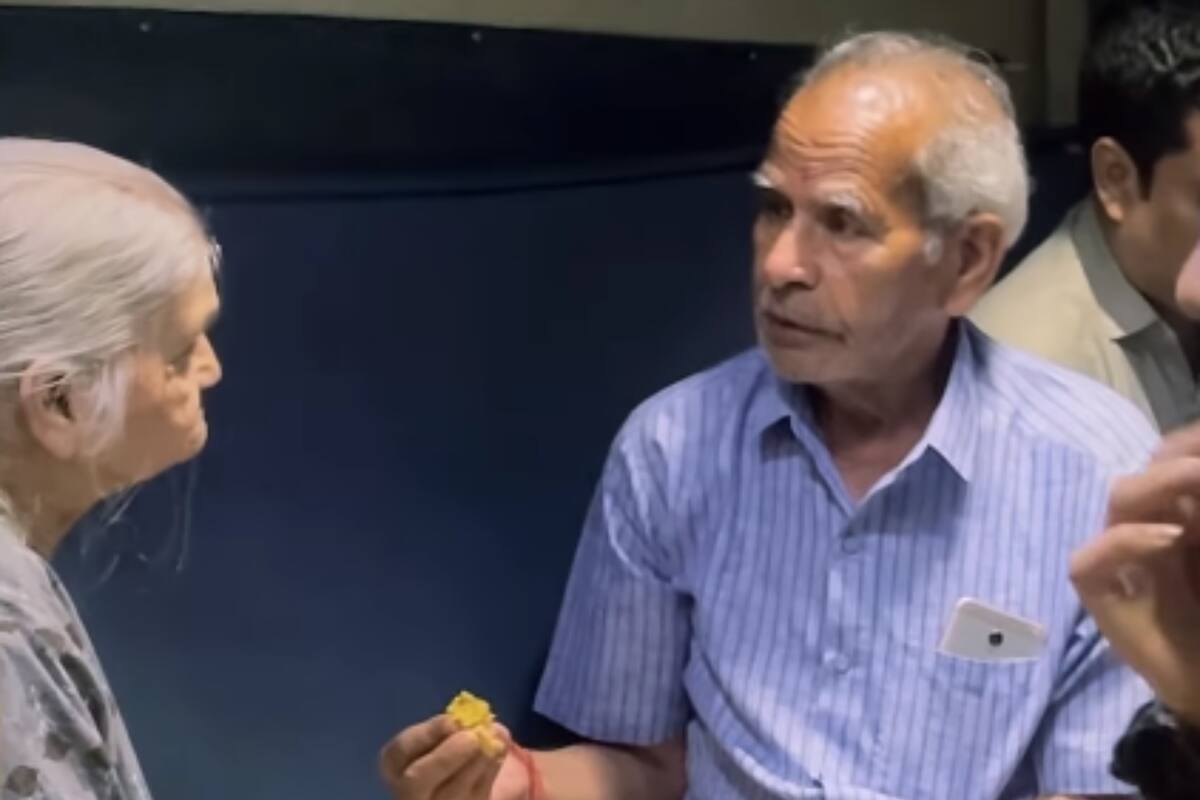 Viral: Abuelito le da de comer a su esposa enferma y causa ternura en redes