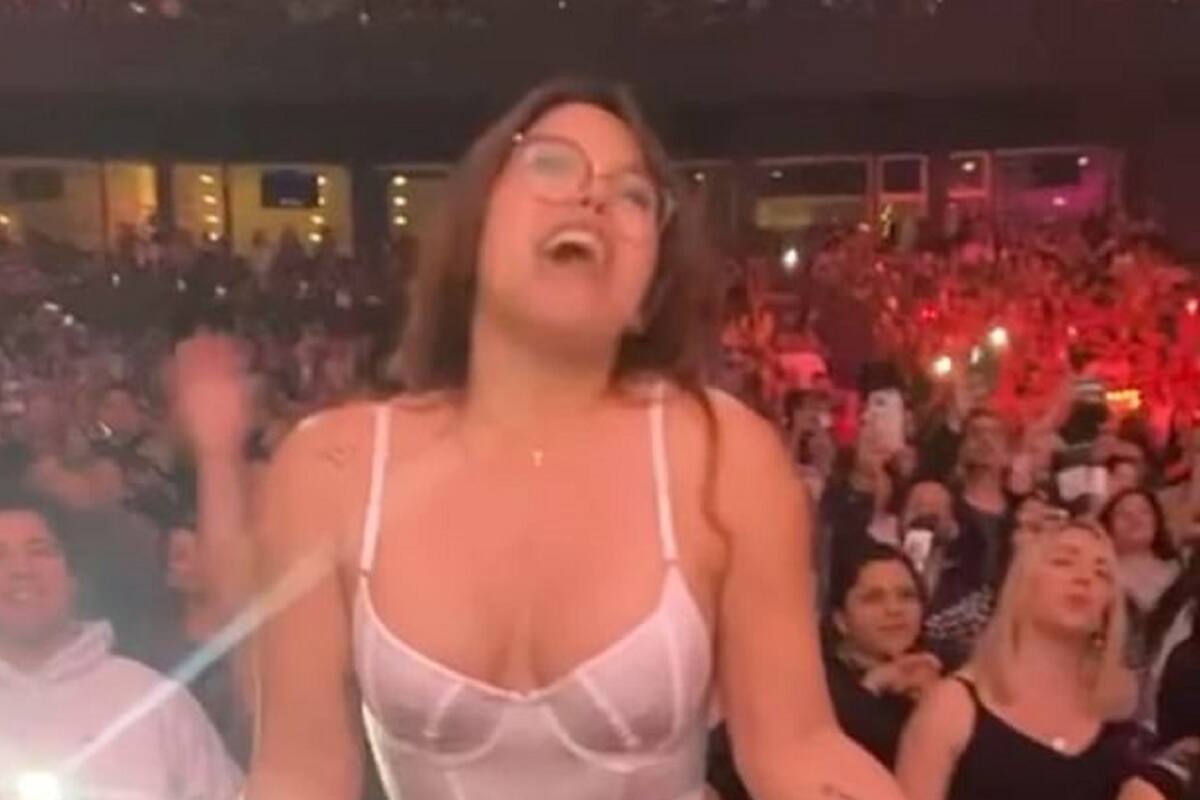 VIDEO VIRAL: En pleno concierto, fan se quita la ropa al escuchar "Desnuda" de Ricardo Arjona
