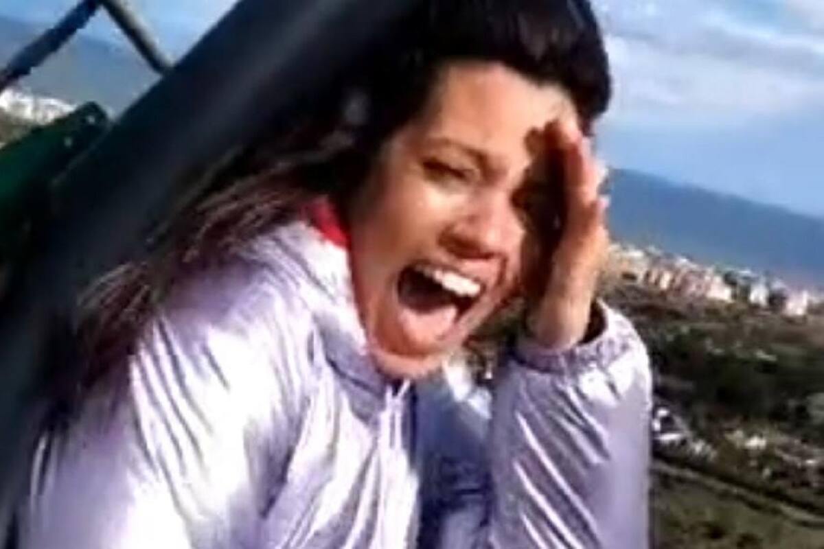 Hombre le pide matrimonio a su novia en una montaña rusa en movimiento