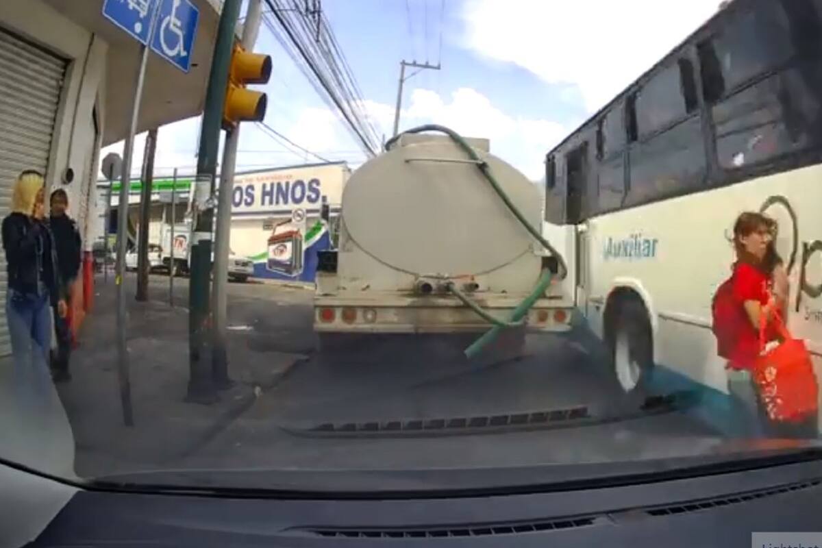 VIDEO VIRAL: Mujer libra la muerte por segundos, estuvo a punto de ser atropellada por camión