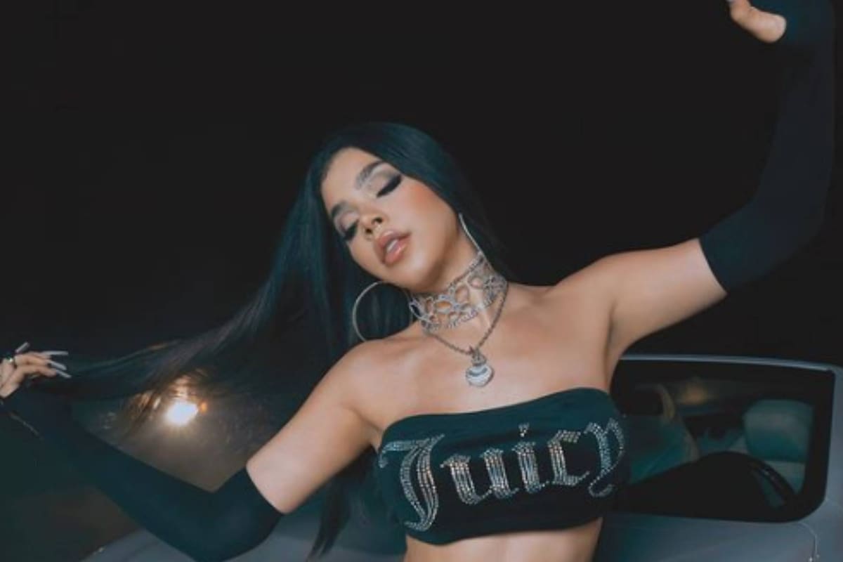 Kenia Os luce una descarada blusa transparente y sus fans enloquecen