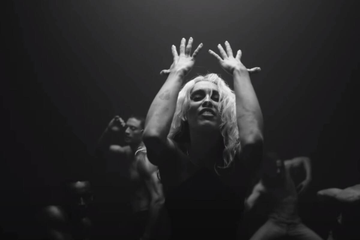 Miley Cyrus estrena el videoclip "River", en la casa donde su ex le fue infiel