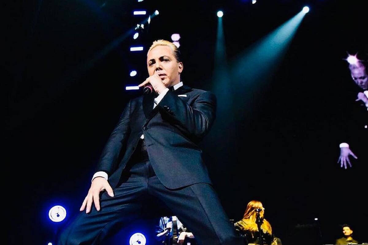 ¿Le dio la chiripiorca? En plena presentación, Cristian Castro hace atrevidos movimientos de cadera