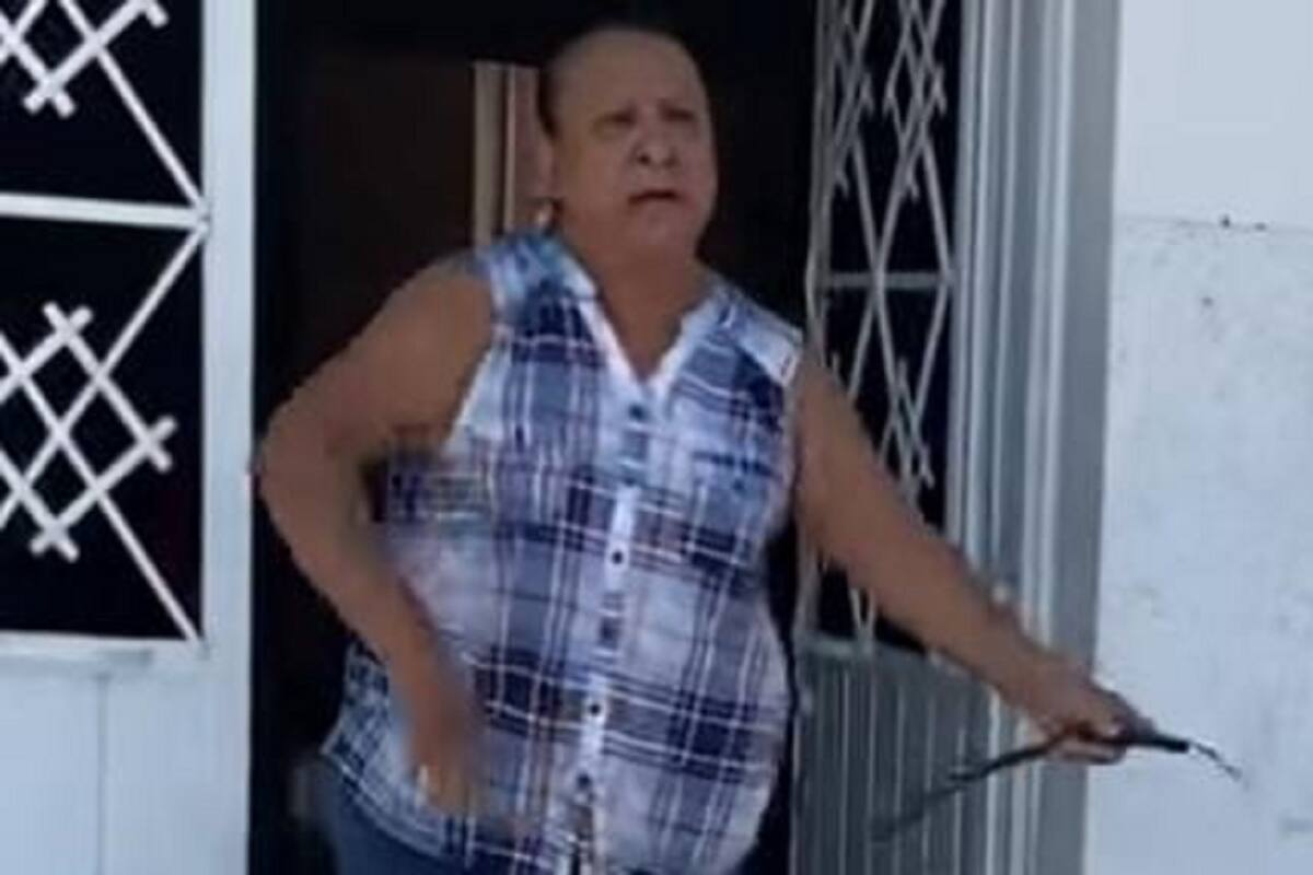 VIDEO VIRAL: Señora moja a personas que se protegían del sol afuera de su casa