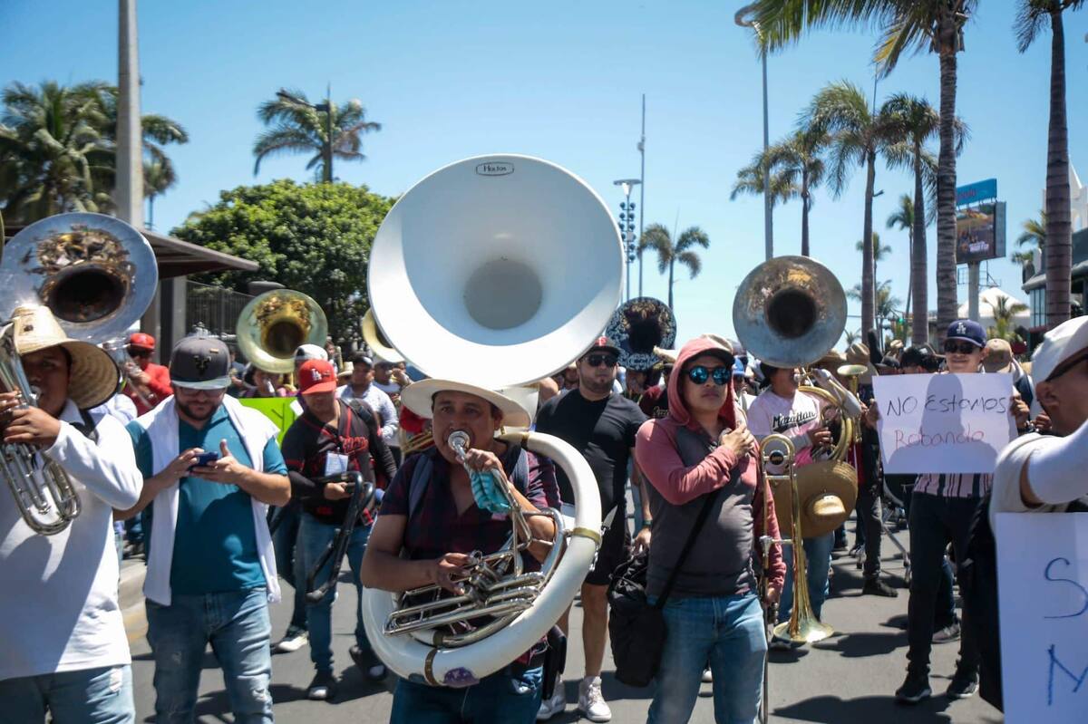 MAZATLÁN, SINALOA, 27MARZO2024.- Músicos de Banda Sinaloense se manifestaron para exigir que no limiten su trabajo en las playas mazatlecas. Fueron alrededor de 20 bandas que se congregaron en “Valentinos” para marchar por la Av. Camarón Sábalo hasta el hotel Pueblo Bonito en respuesta a las recientes declaraciones de hoteleros y empresarios que pretenden limitar los horarios de trabajo. Algunos huéspedes se pusieron a escuchar  y disfrutar a manera de solidaridad de la tradicional música sinaloense. 
FOTO: DANIA ROBLES /CUARTOSCURO.COM