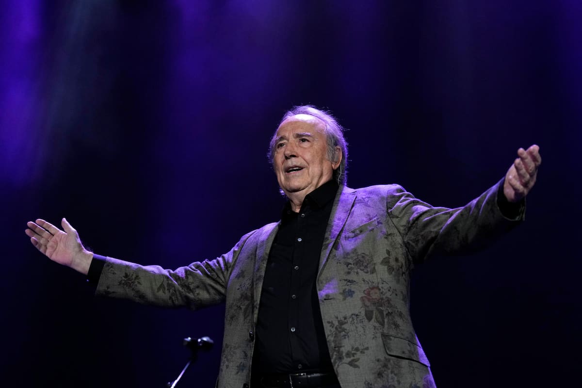 El cantautor Joan Manuel Serrat durante el concierto en que dice el adiós definitivo a los escenarios, tras 57 años de éxitos, en el ultimo evento de su gira de despedida que se celebra este viernes en Barcelona, su ciudad natal. EFE/Alejandro García