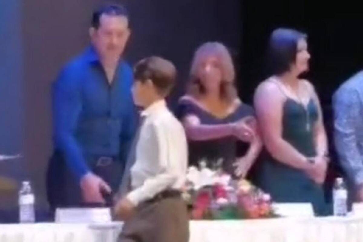 Joven se vuelve viral en TikTok al dejar con la mano estirada a su maestra en la graduación