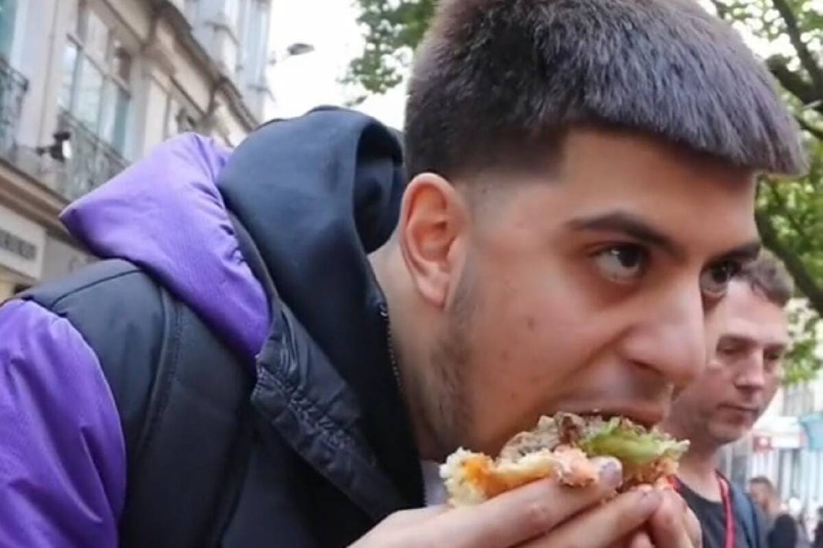 Tiktoker se come hamburguesa gigante enfrente de veganos que se encontraban protestando