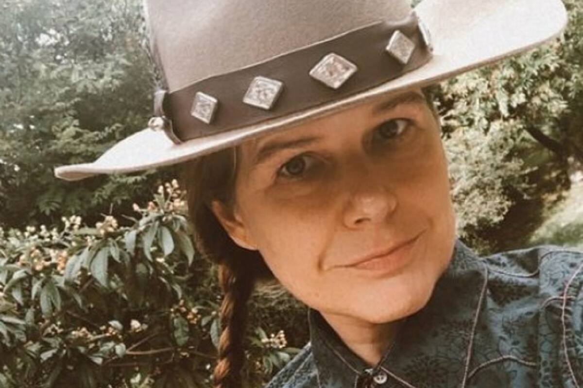 ¡Como una obra de arte! Nailea Norvind se quita la ropa para promocionar juguetes sexuales