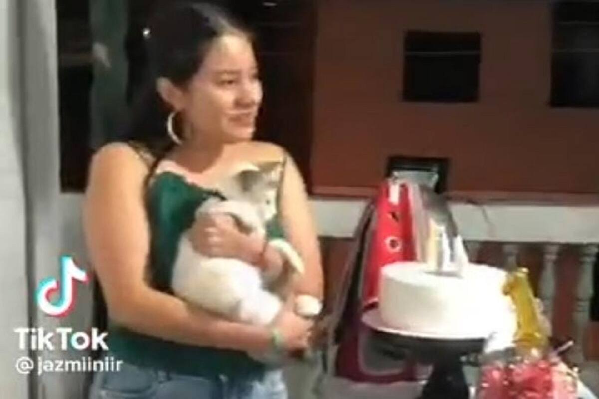 Joven hace gran fiesta para celebrar el primer año de su gatita