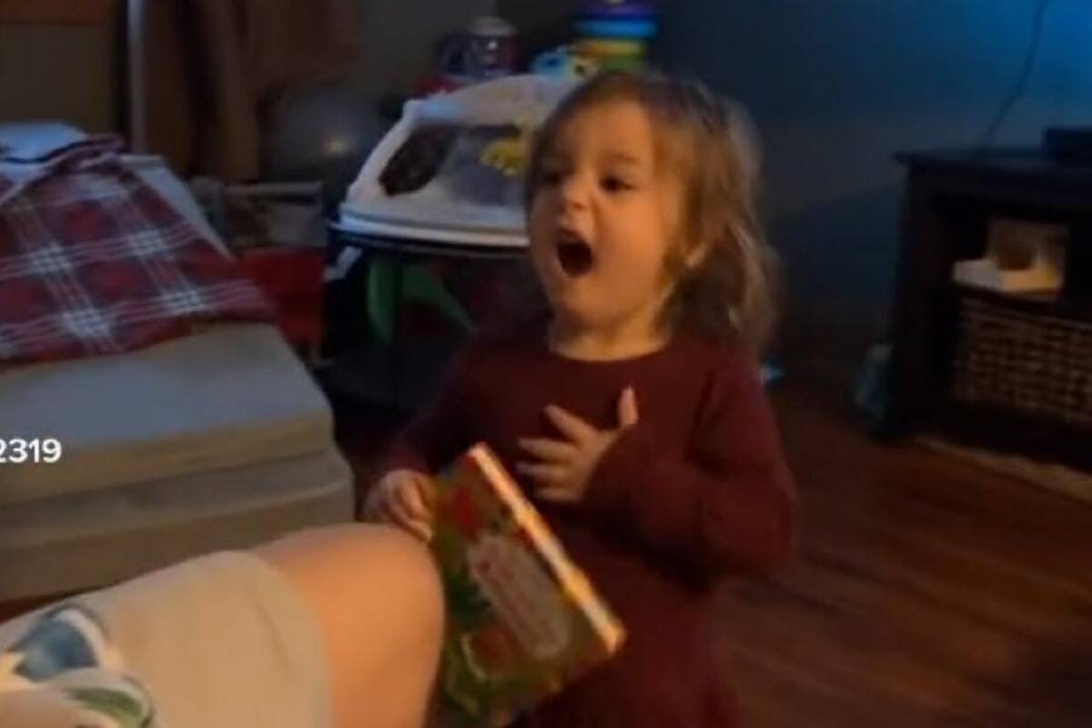 Niña se vuelve viral por su reacción al ver a su papá con su nuevo hermanito