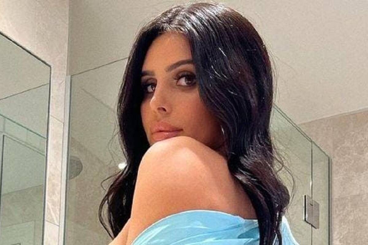 Lily Adrianne causa sensación al modelar su bikini desde el baño