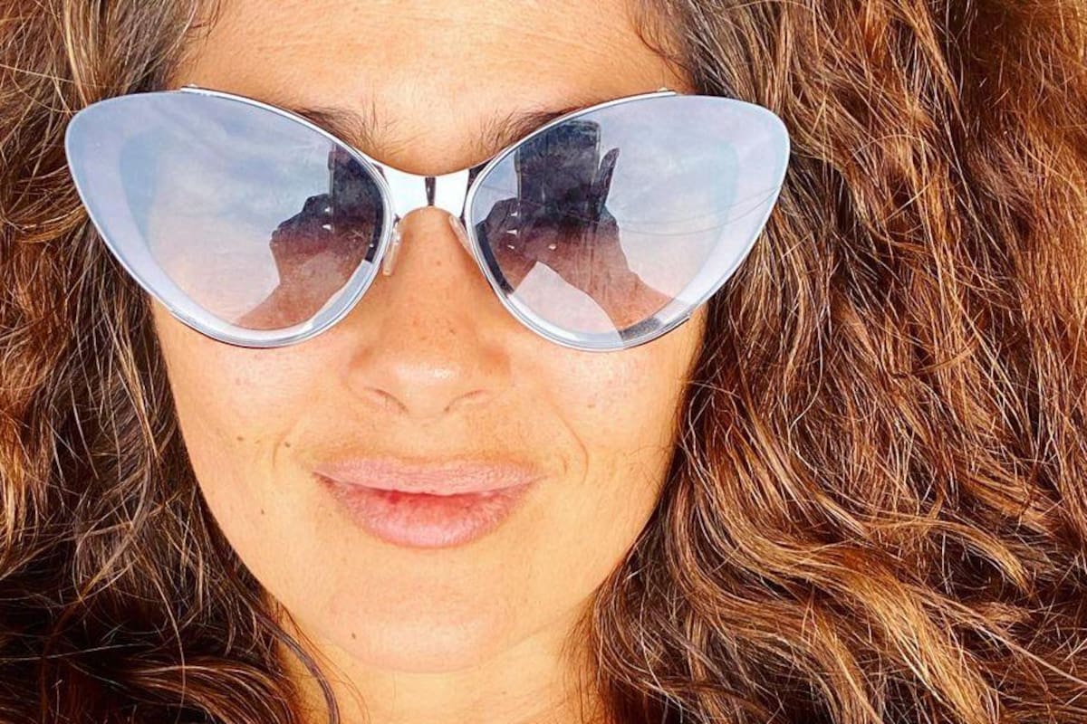 Salma Hayek se sacude el agua en traje de baño y causa furor en Instagram