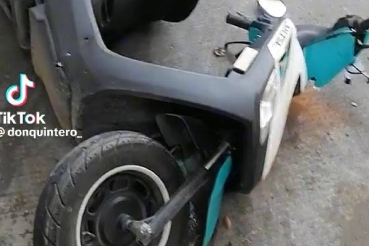 Joven se cae de su moto por unas cáscaras de plátano: “Jugar Mario Kart no me sirvió de nada”