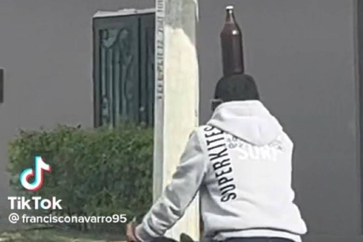 Graban a hombre con una caguama en la cabeza mientra anda en bicicleta