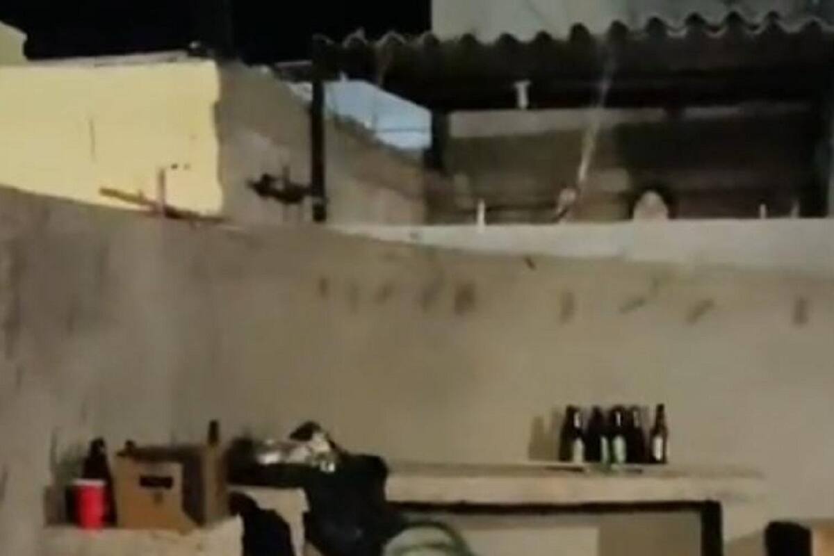 Jóvenes graban a su vecina echándoles agua para que terminen con su fiesta