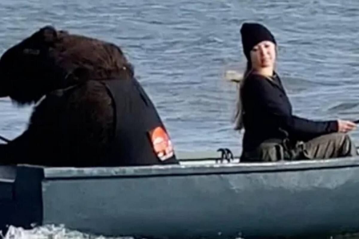 VIDEO VIRAL: Mujer lleva de pesca a su oso y causa revuelo en todo internet