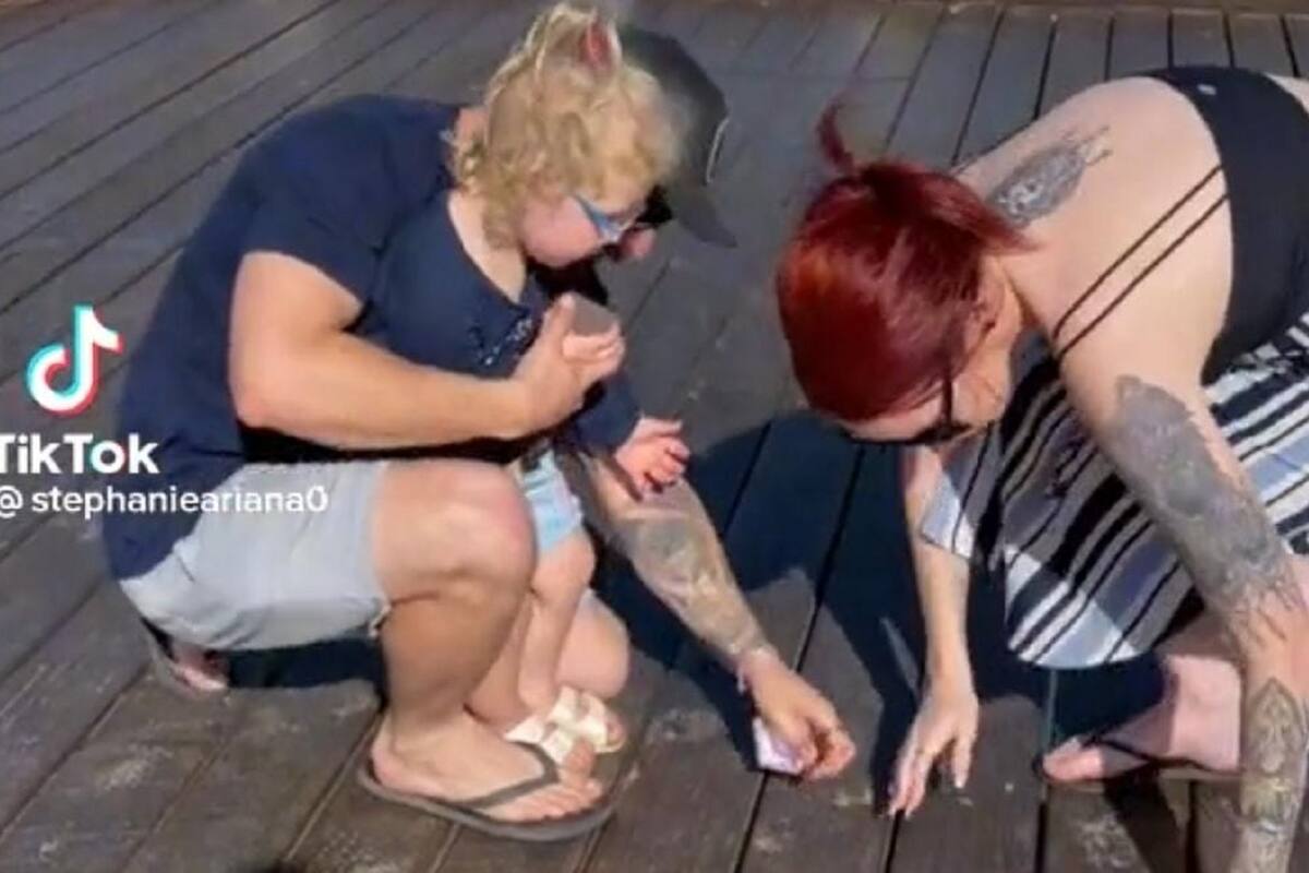 Sujeto intenta pedirle matrimonio a su novia y el anillo termina en el mar