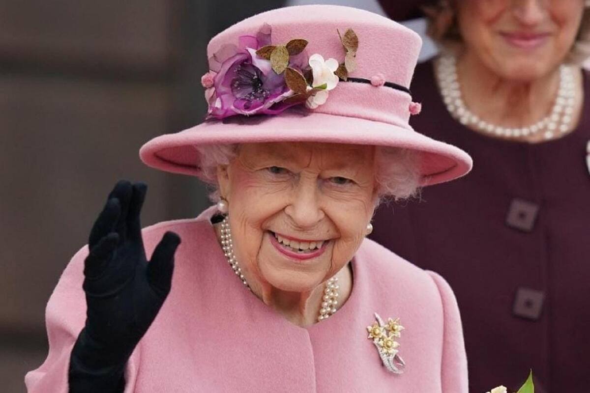 La reina Isabel II pasó la noche en el hospital a causa de estudios preliminares