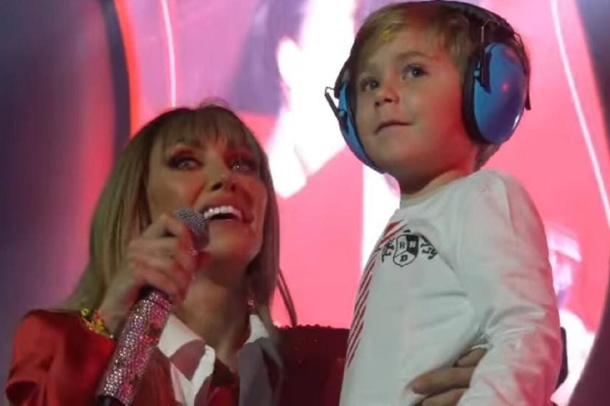 Anahí comparte el escenario con su hijo durante concierto de RBD