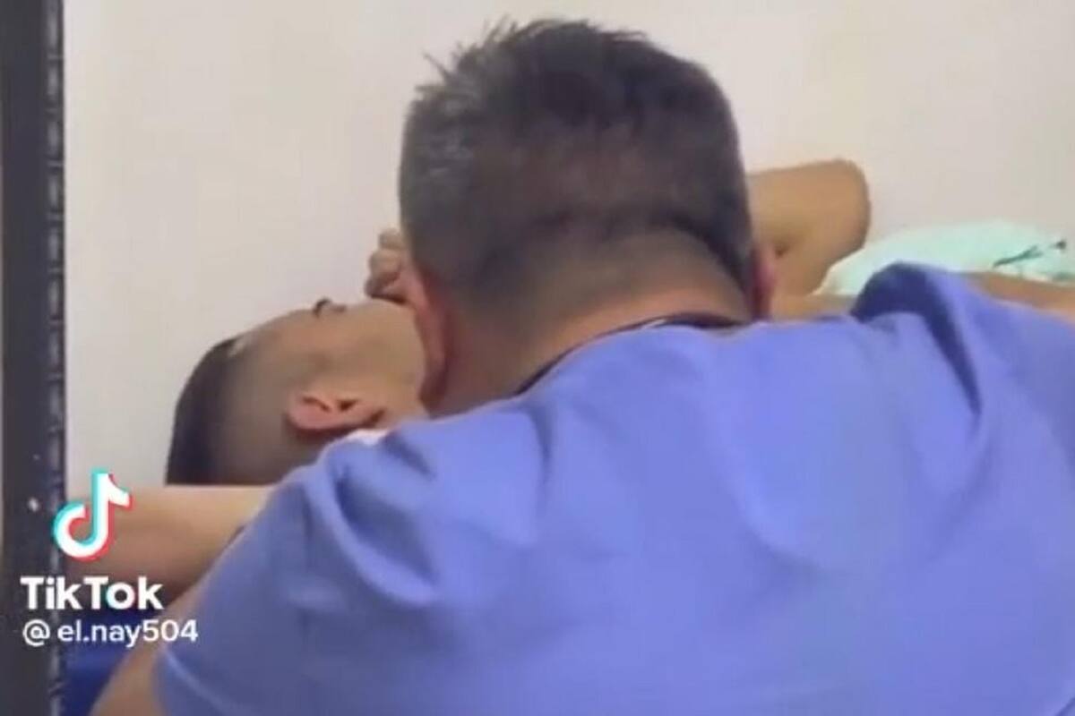 Doctor le pide a su paciente que no se queje: “La gente que está afuera va a pensar mal”