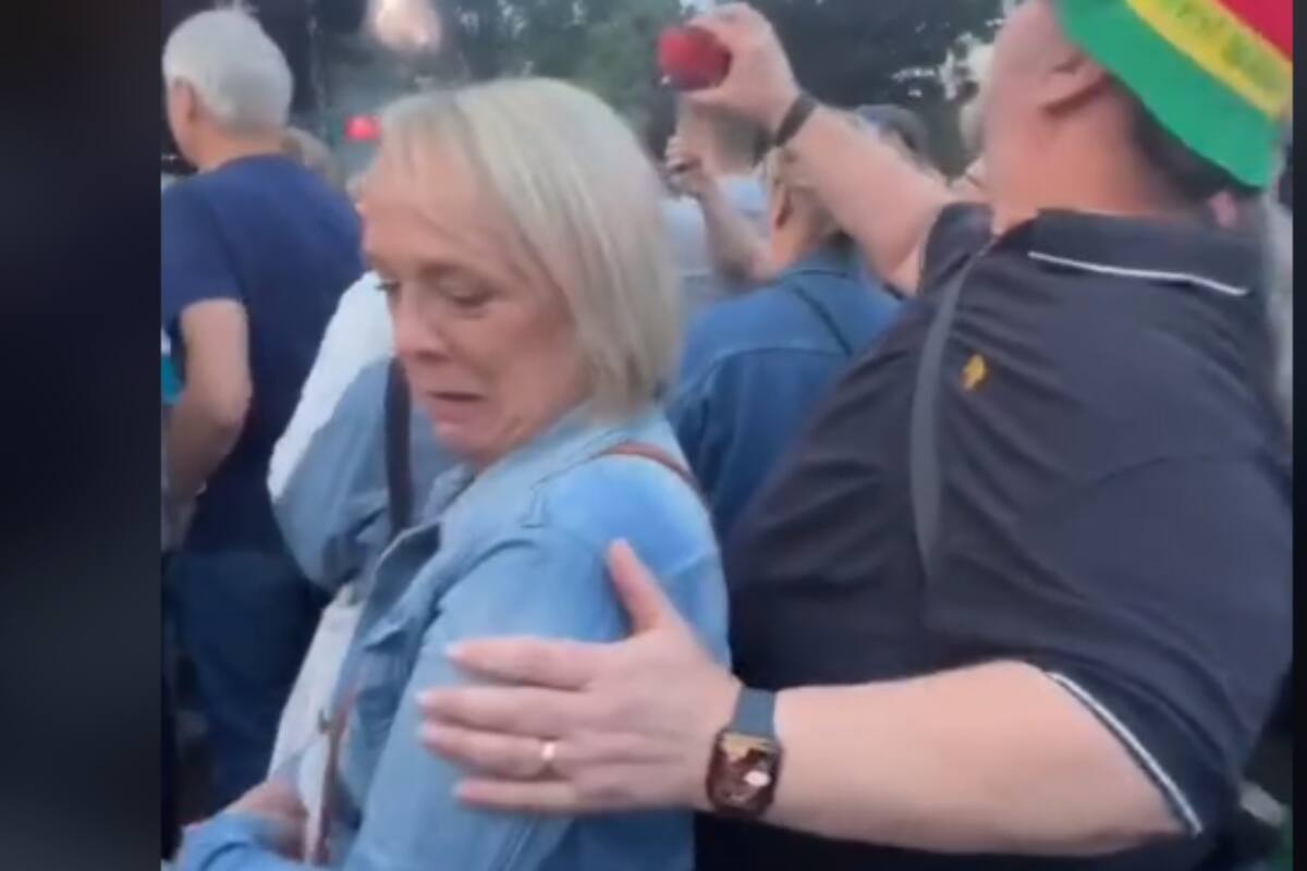 TikTok: Hombre confunde a su esposa durante un concierto y pasa un bochornoso momento