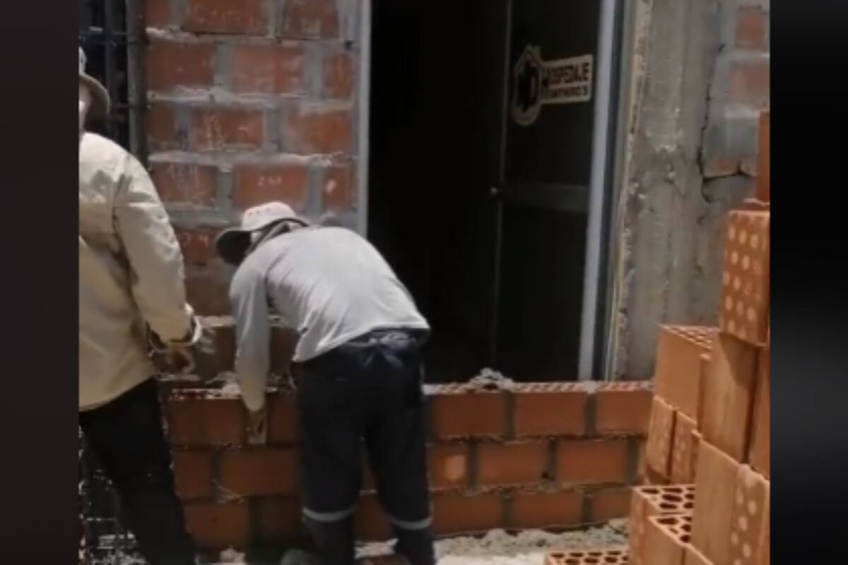 TikTok: Albañiles construyen una barda que deja sin salida a un vecino
