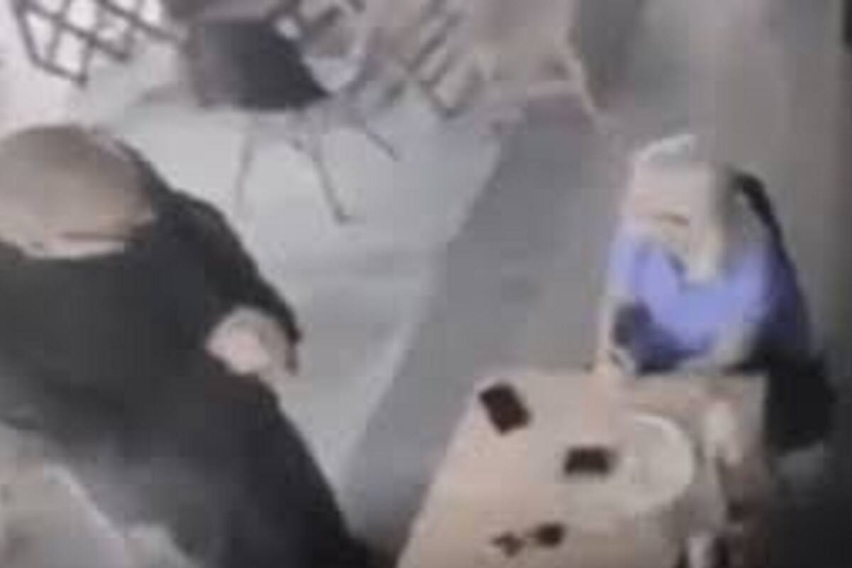 Con su biblia, "sacerdote" roba celular a comensales en restaurante de Playa del Carmen