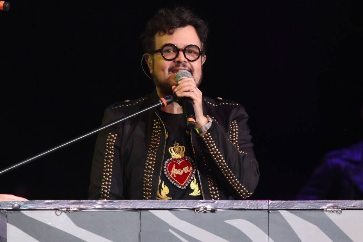 Aleks Syntek responde a críticas tras revelar que conoció a su esposa cuando ésta era menor de edad